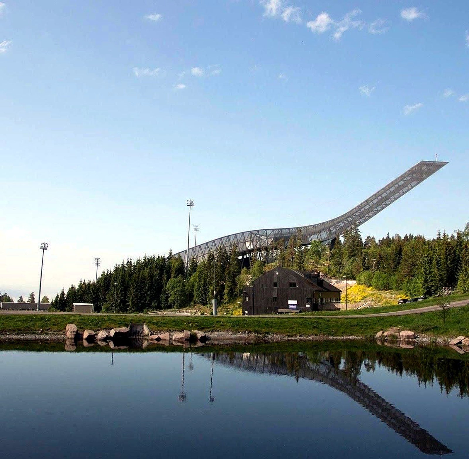 Rampa de saltos de esqui de Holmenkollen refletida no lago