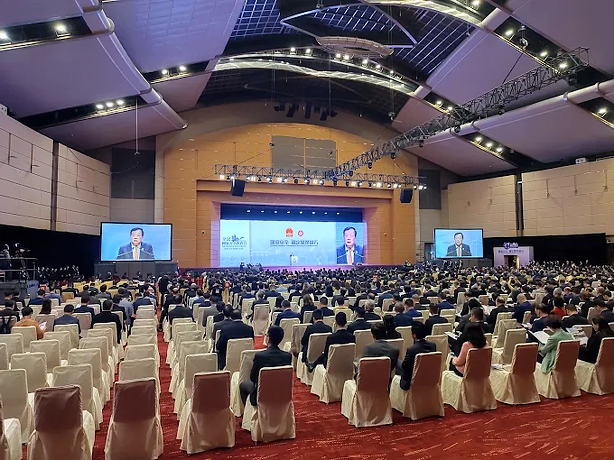 Auditório do Hong Kong Convention and Exhibition Centre durante evento