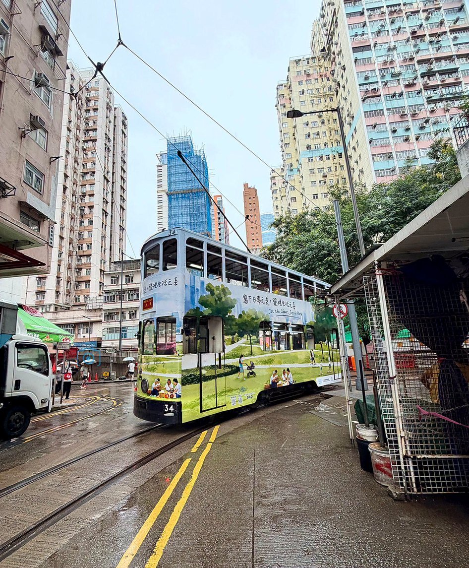 Bonde de dois andares Ding Ding nas ruas de Hong Kong