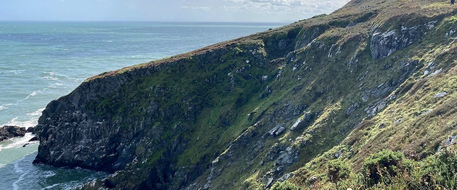 Penhascos da Cliff Walk em Howth, na Baía de Dublin