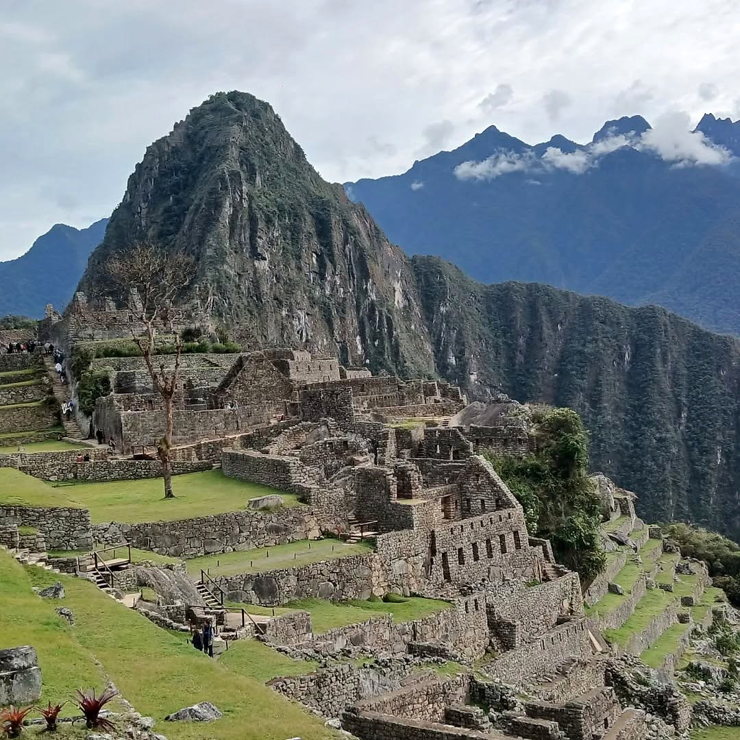 Ruínas de Machu Picchu com a montanha Huayna Picchu ao fundo