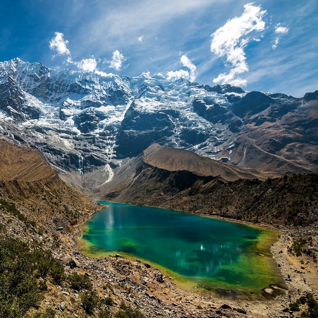 Lagoa Humantay de água turquesa aos pés do nevado Humantay