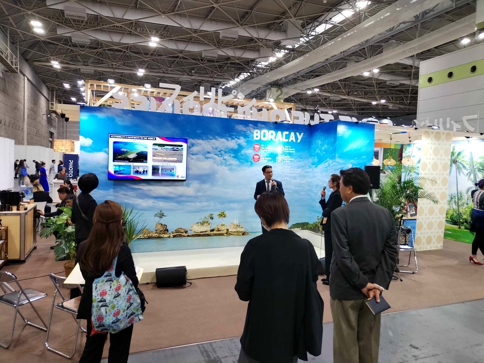 Estande internacional com apresentação durante feira na INTEX Osaka