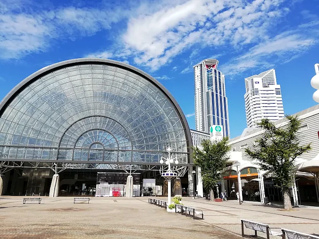 Fachada de vidro em arco do centro de exposições INTEX Osaka