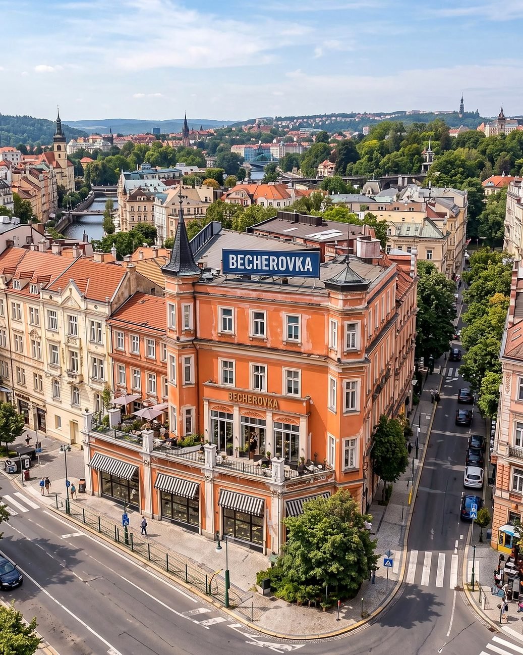 Prédio histórico com o letreiro da Becherovka no centro de Karlovy Vary