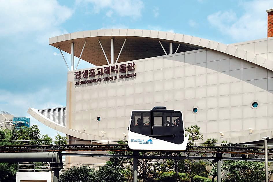 Museu da Baleia de Jangsaengpo com o monotrilho passando em frente, Ulsan