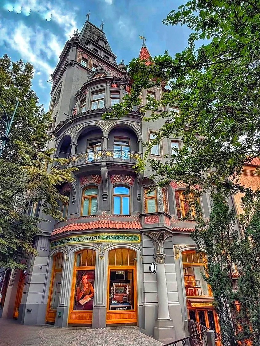 Edifício art nouveau com torre e janelas ornamentadas no Bairro Judeu de Praga