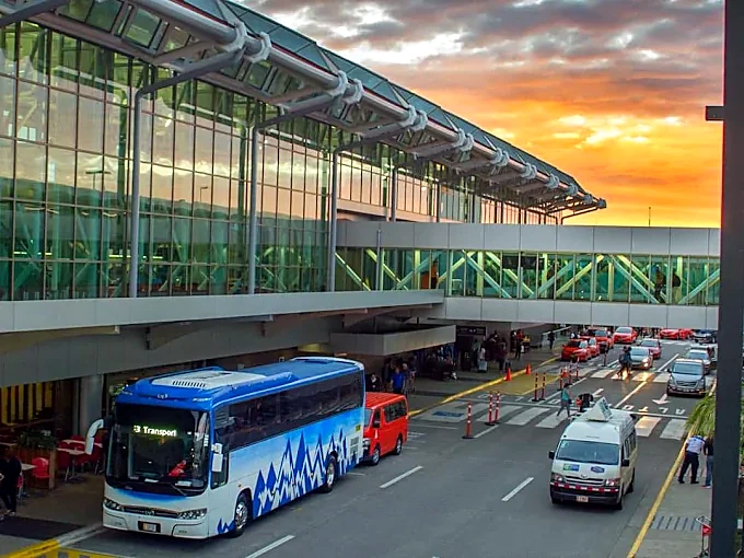 Área de embarque e desembarque do Aeroporto Internacional Juan Santamaría, em San José, Costa Rica