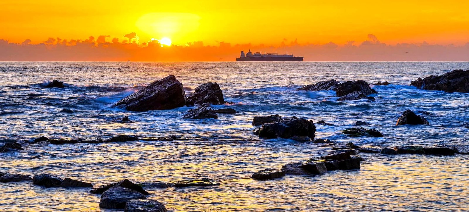 Nascer do sol na praia de pedras de Jujeon, na costa de Ulsan, Coreia do Sul