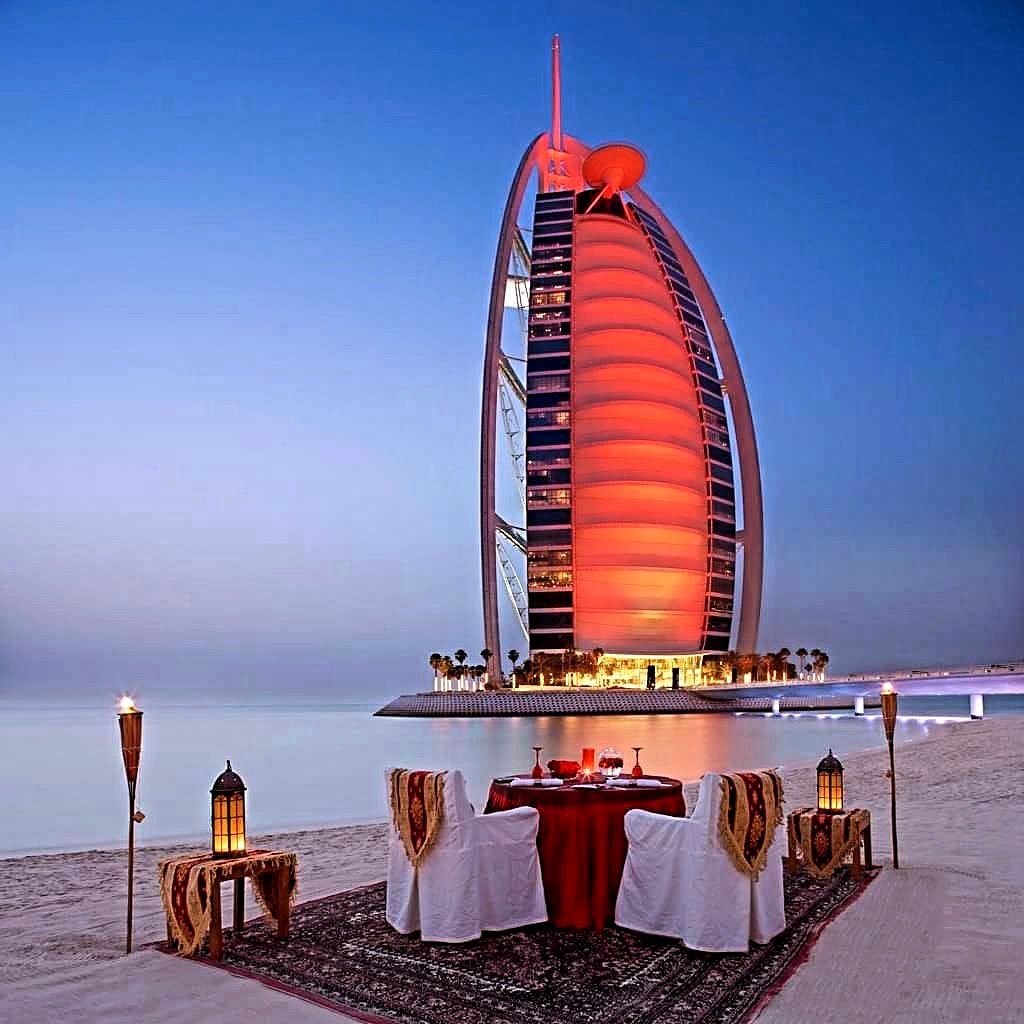 Jantar na praia de Jumeirah com o Burj Al Arab iluminado
