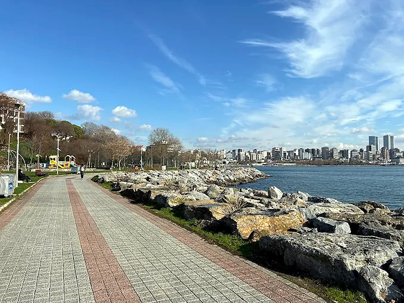 Calçadão à beira-mar de Moda, em Kadıköy, no lado asiático de Istambul