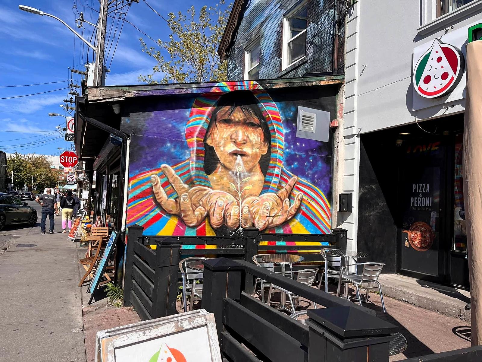 Arte de rua colorida no Kensington Market, em Toronto