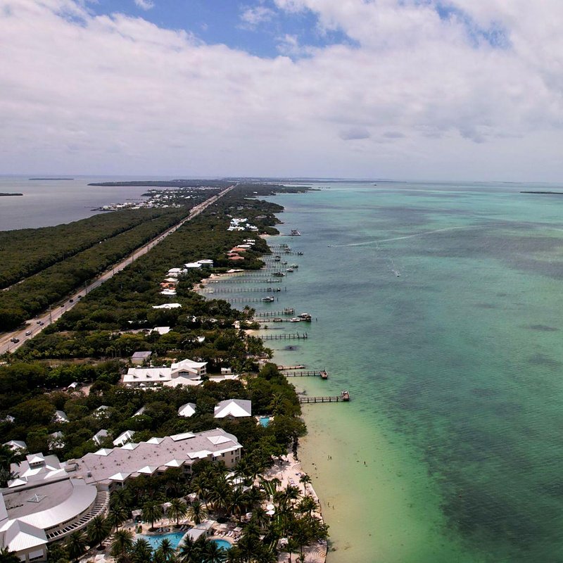 Vista aérea de Key Largo, com a US-1 e o mar