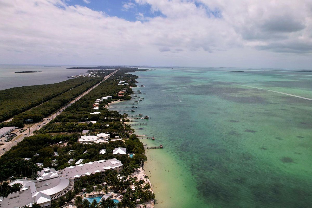 Vista aérea de Key Largo, com a US-1 e o mar