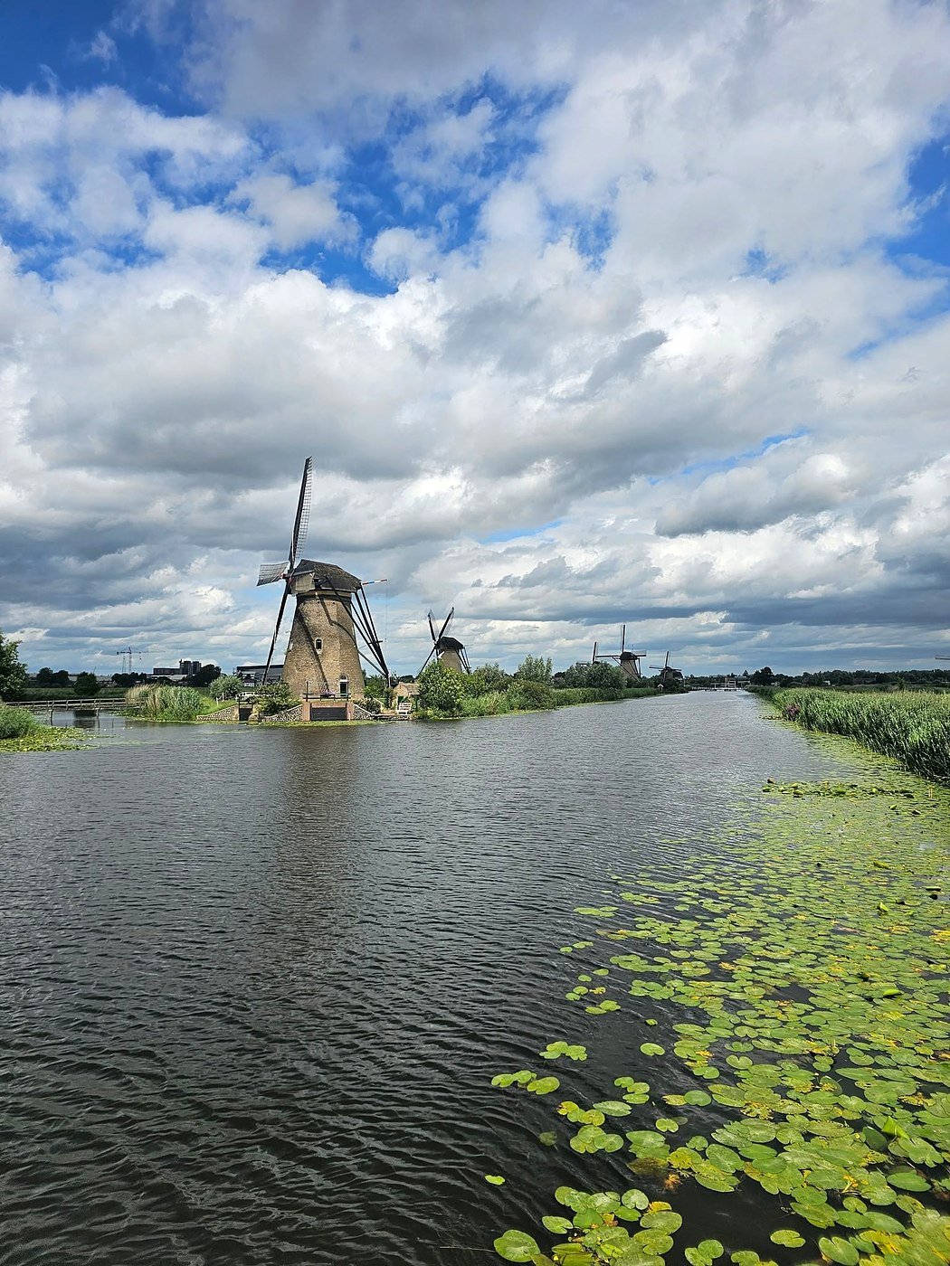 Moinhos de Kinderdijk às margens do canal, perto de Roterdã