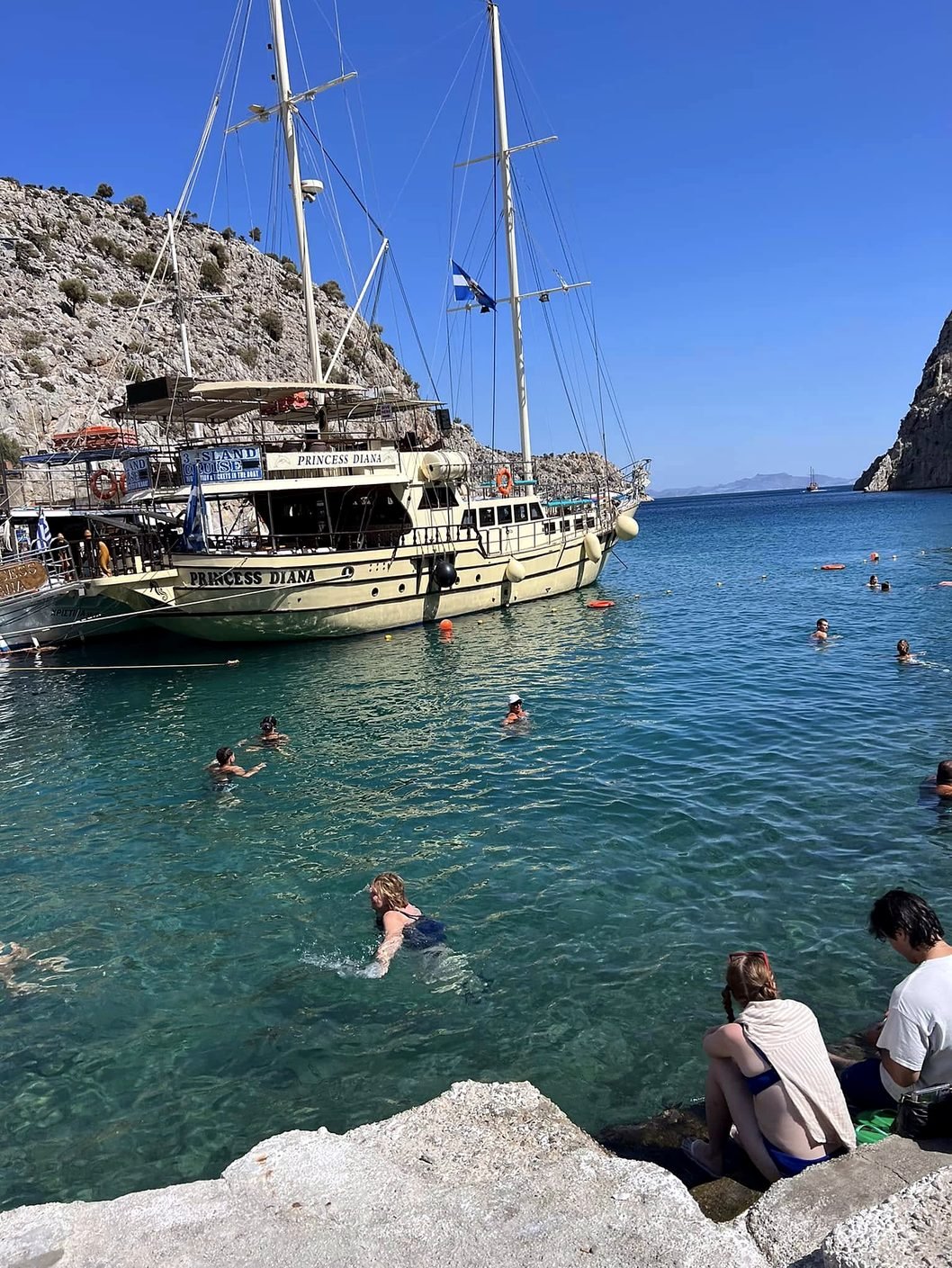 Barco de passeio em baía de água azul-turquesa nas ilhas gregas perto de Kos