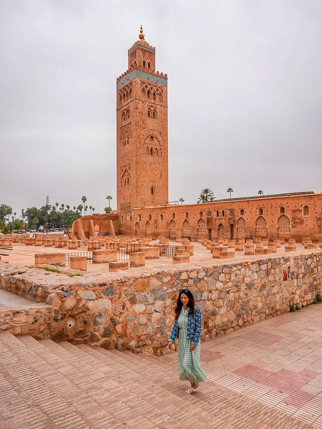 Minarete da Mesquita Koutoubia e as ruínas da mesquita original em Marrakech