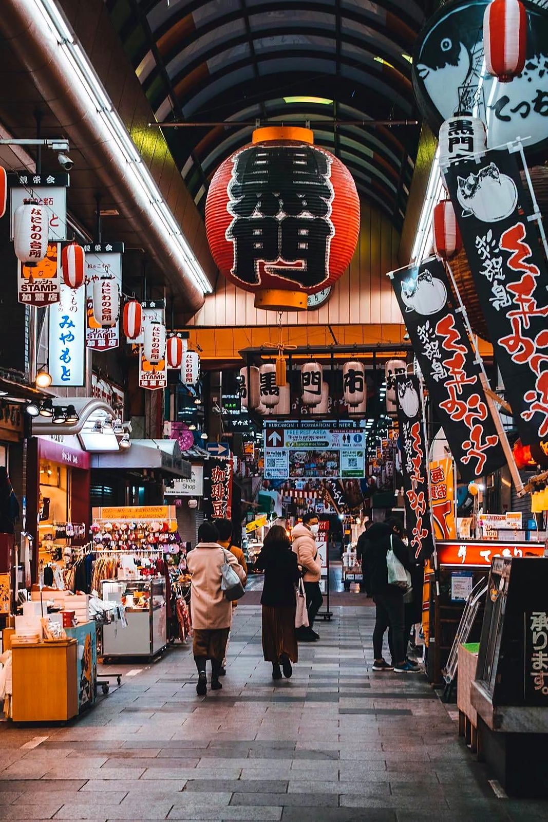 Lanterna vermelha gigante na galeria coberta do mercado Kuromon Ichiba, Osaka
