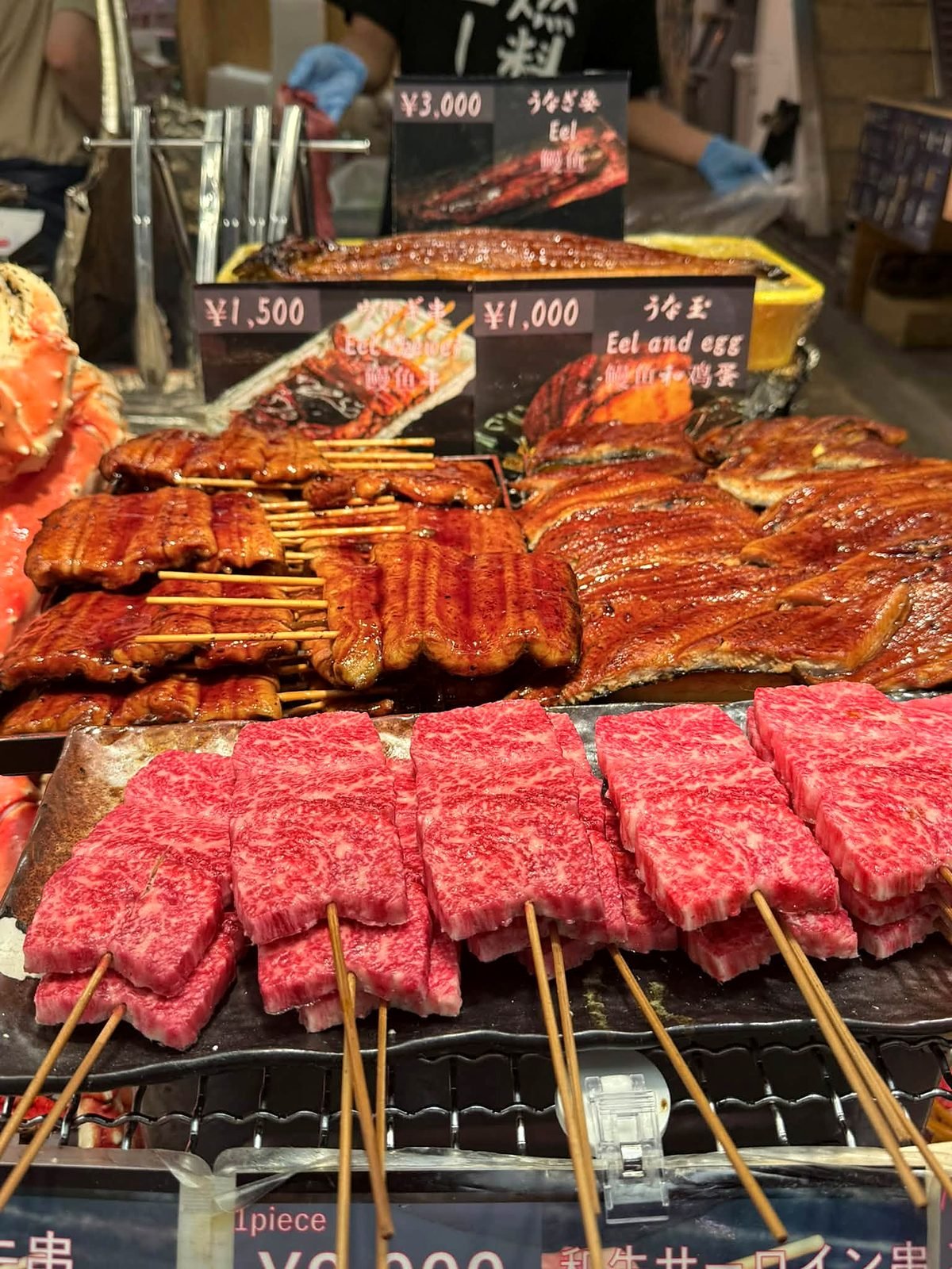 Espetos de wagyu e enguia grelhada no mercado Kuromon Ichiba