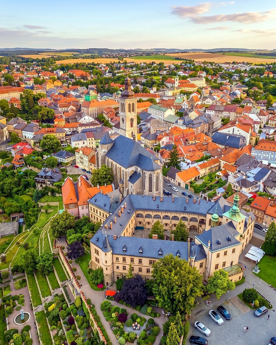 Vista aérea do centro histórico de Kutná Hora, na República Tcheca