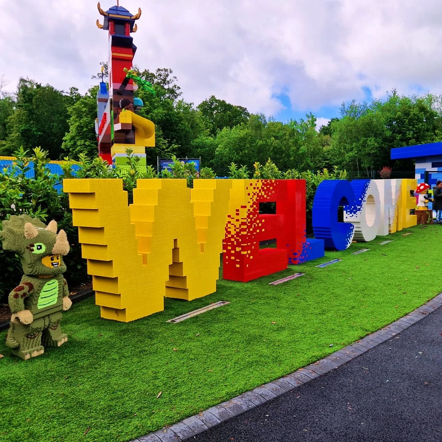 Letreiro Welcome feito de peças na entrada da Legoland Windsor
