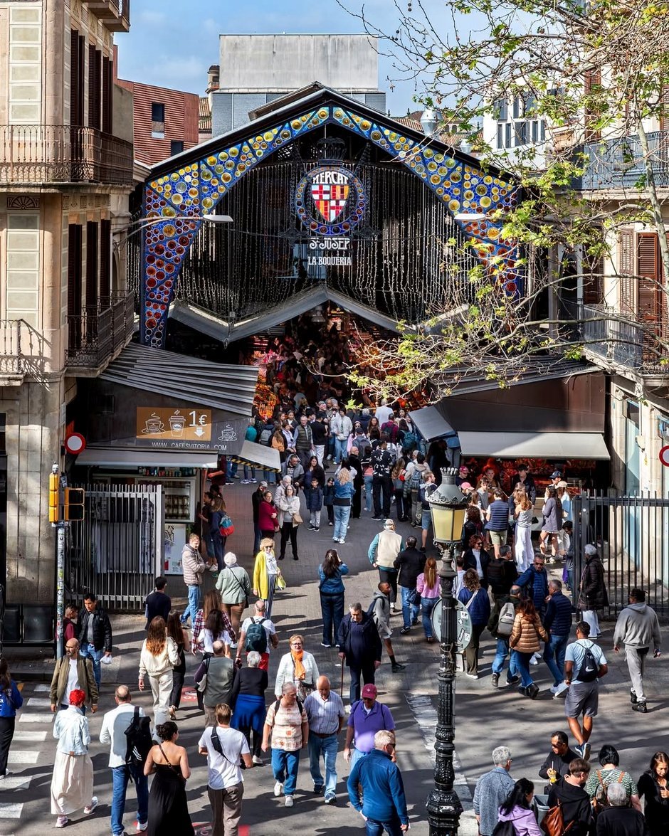 Entrada colorida do Mercat de Sant Josep, La Boqueria, na Rambla de Barcelona, com muitos visitantes