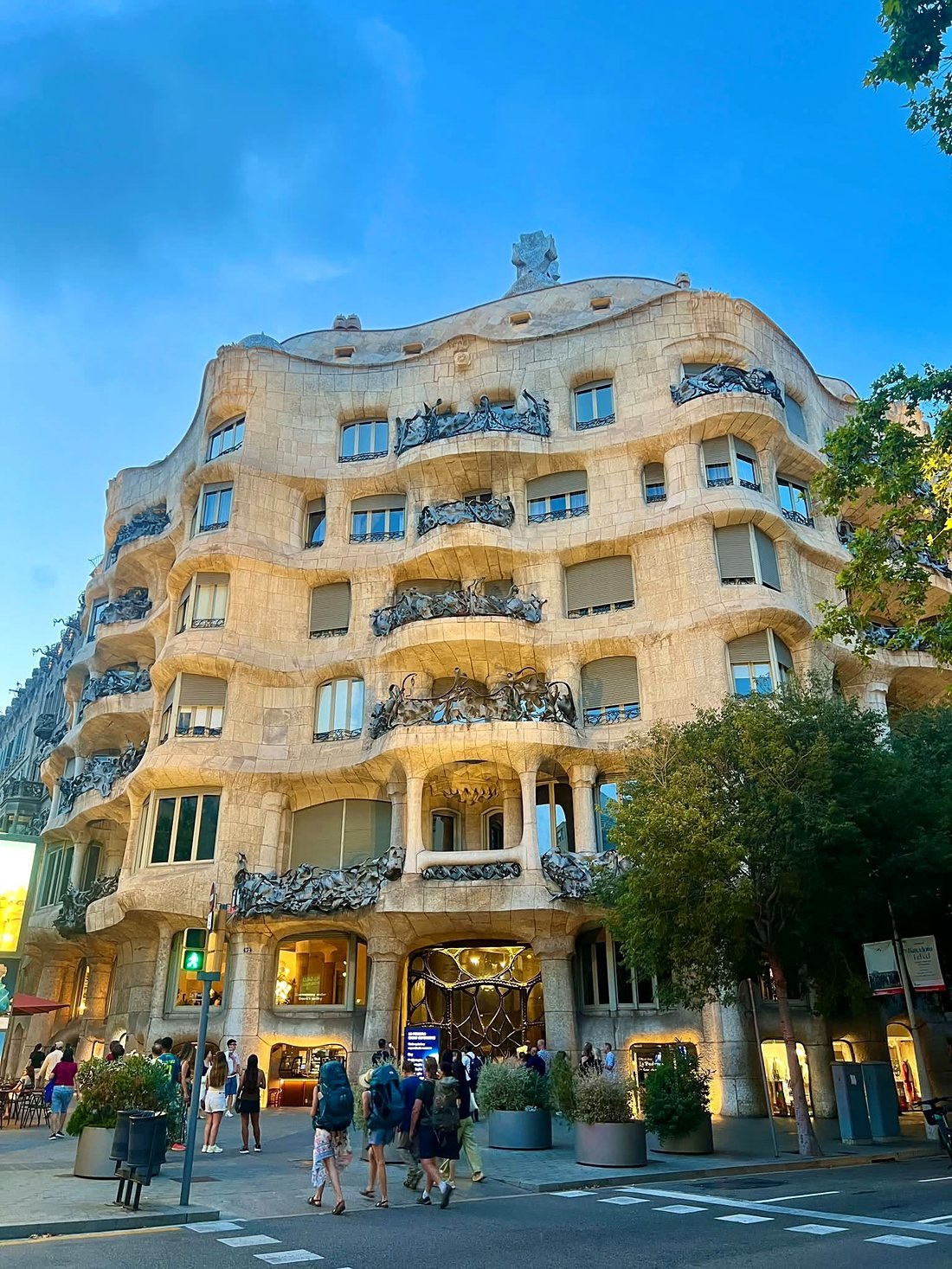 Fachada ondulada de pedra da La Pedrera, Casa Milà, de Gaudí, em Barcelona ao entardecer