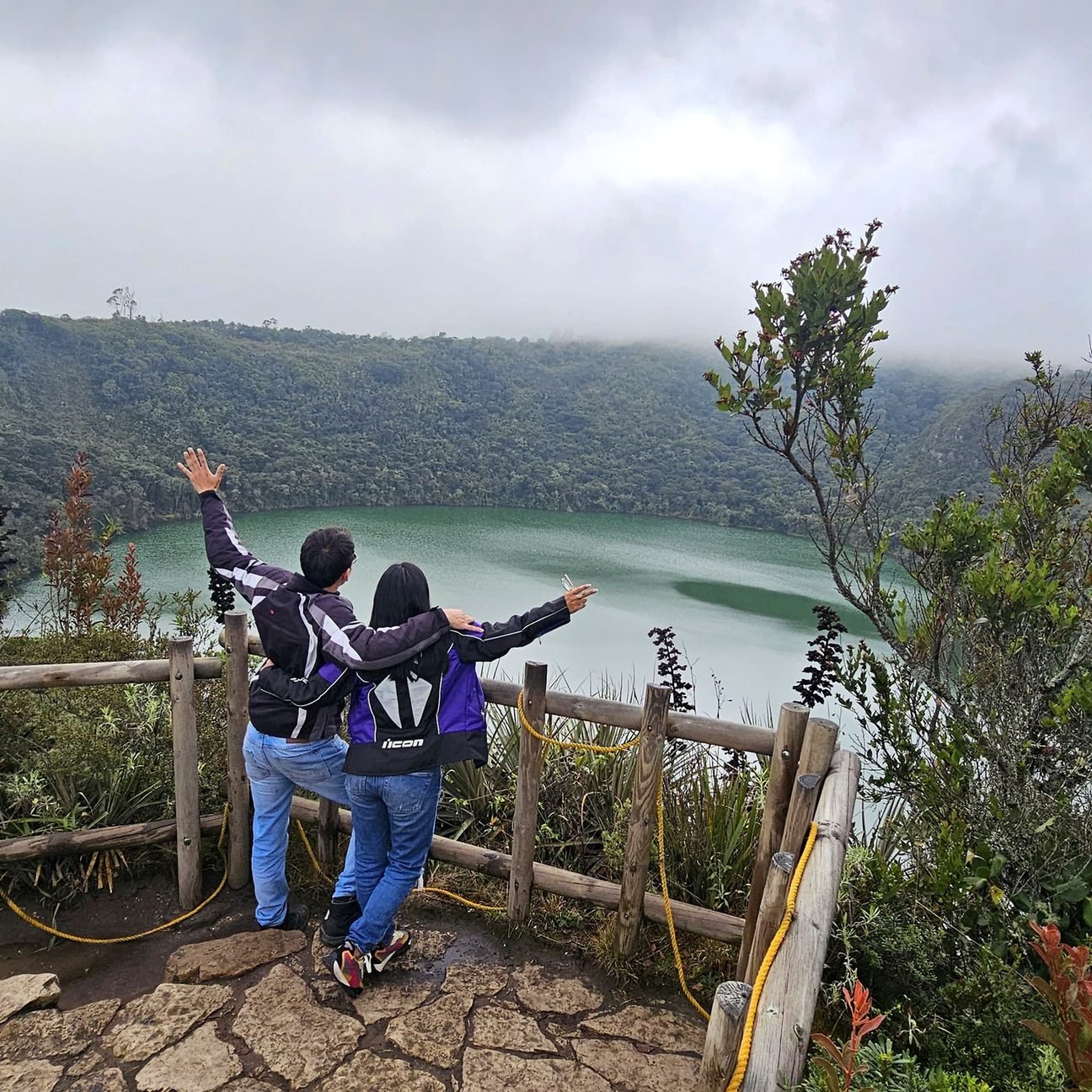 Casal no mirante da Laguna de Guatavita, lagoa verde cercada de mata