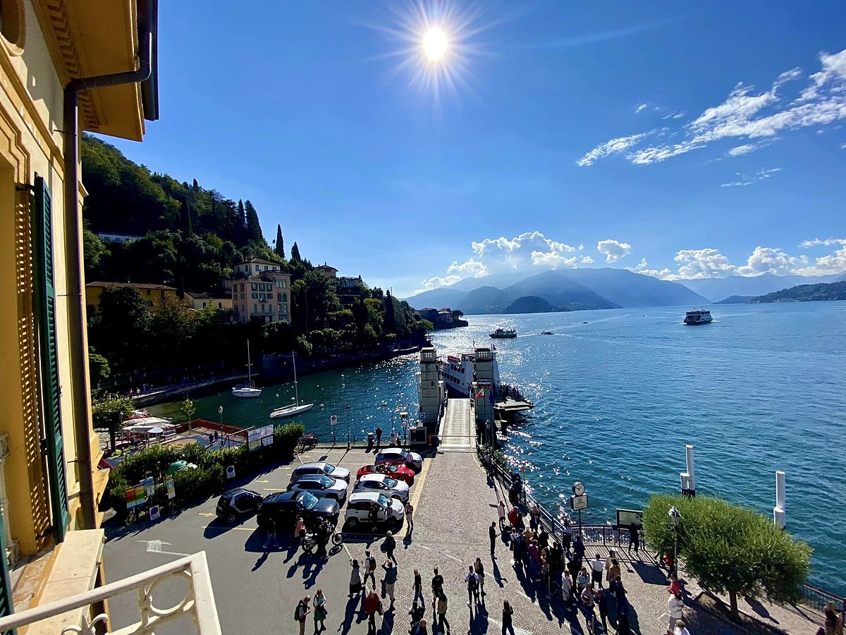 Vista do Lago de Como a partir de Varenna, com barcos, montanhas e o cais