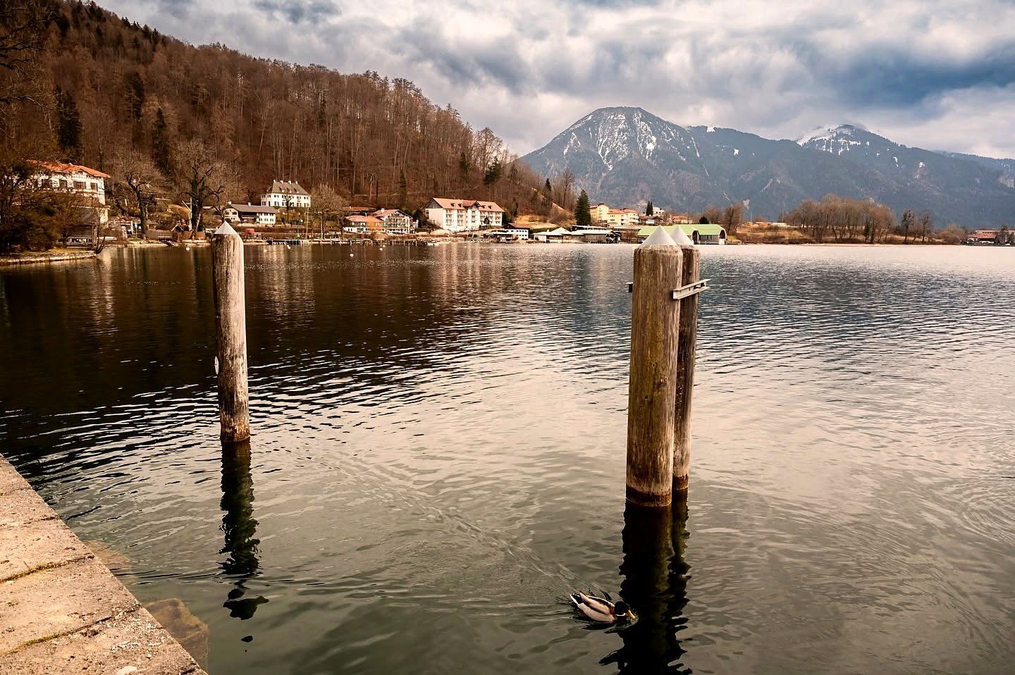 Lago Tegernsee com montanhas dos Alpes ao fundo na Baviera