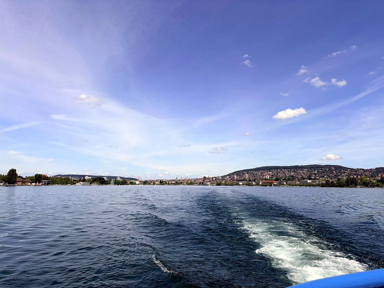 Passeio de barco no Lago de Zurique com a cidade ao fundo