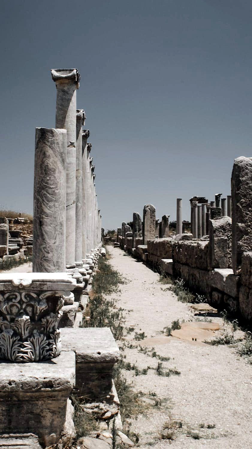 Rua com colunas de mármore em cidade antiga perto de Pamukkale