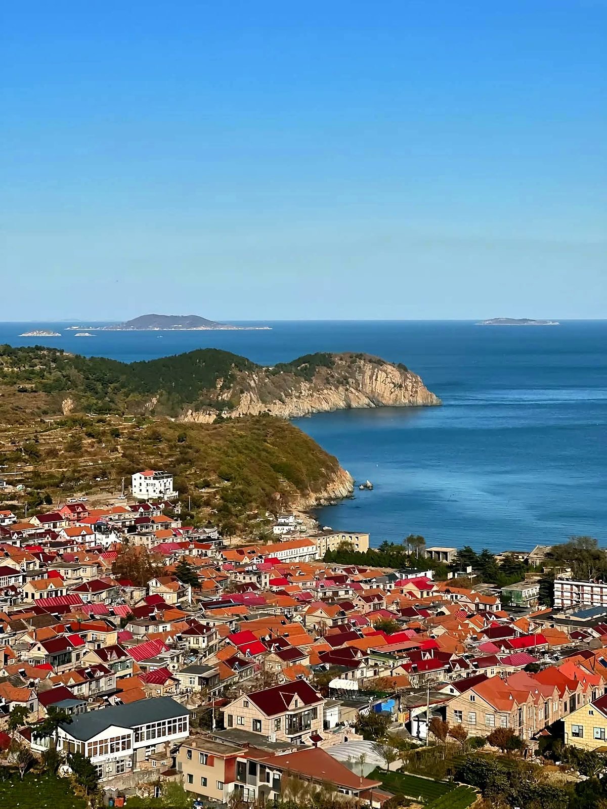 Vila de telhados coloridos e costa do Monte Laoshan em Qingdao