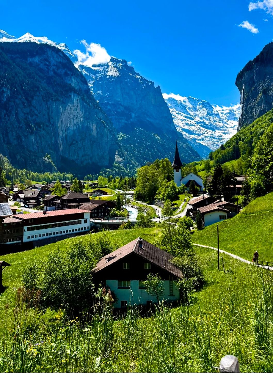 Vale de Lauterbrunnen com a igreja branca, chalés e montanhas nevadas