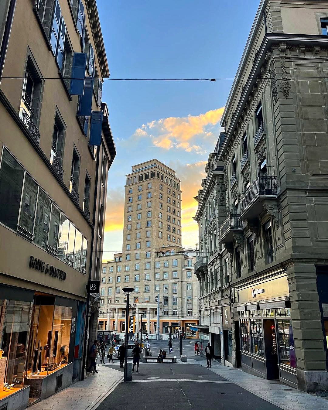 Rua comercial do centro de Lausanne com a Tour Bel-Air ao fundo