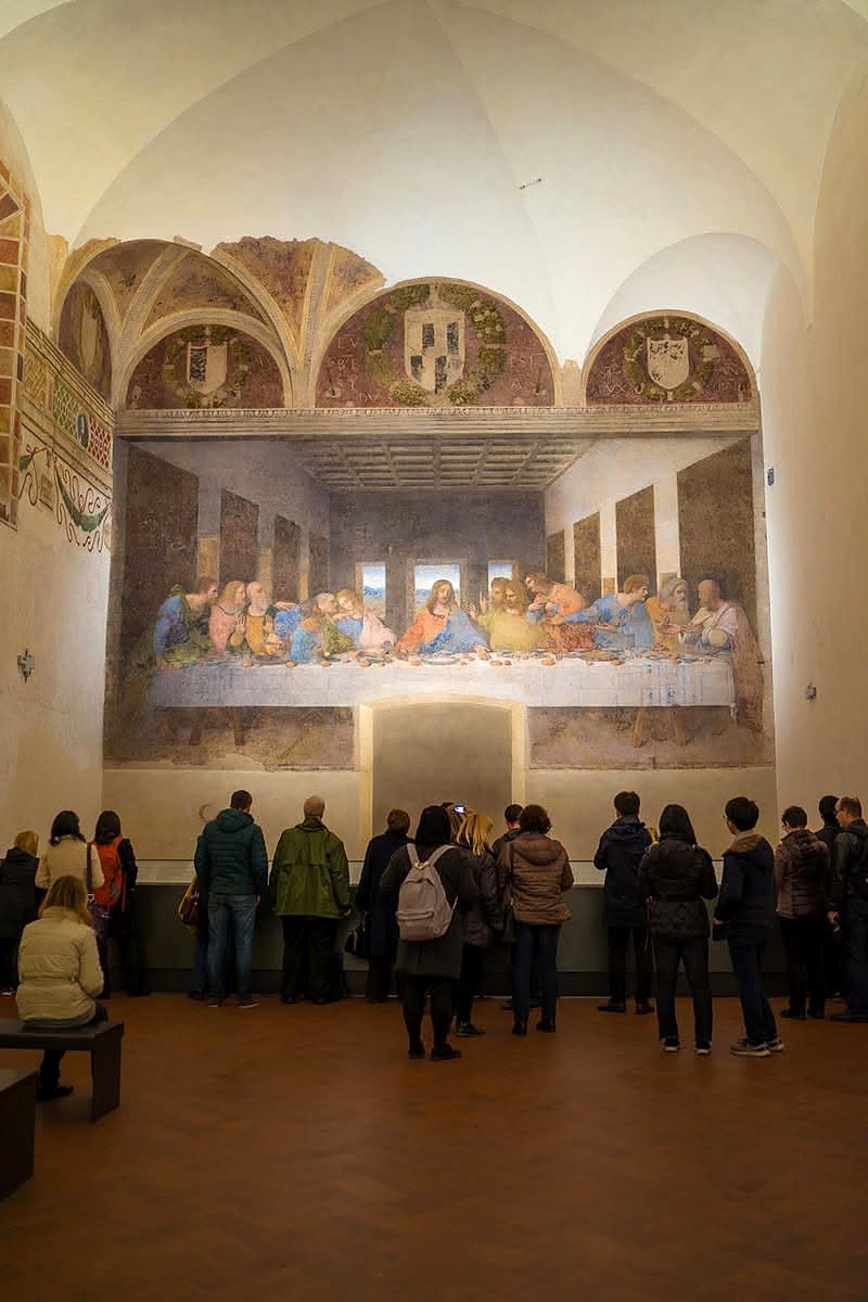 Visitantes diante da Última Ceia de Leonardo da Vinci no refeitório de Santa Maria delle Grazie