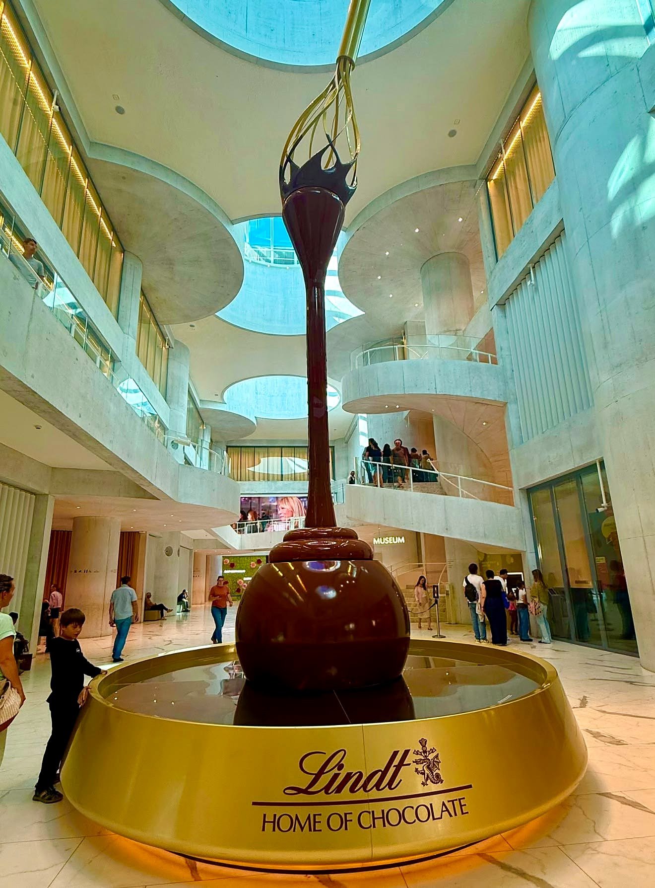 Fonte gigante de chocolate na Lindt Home of Chocolate perto de Zurique
