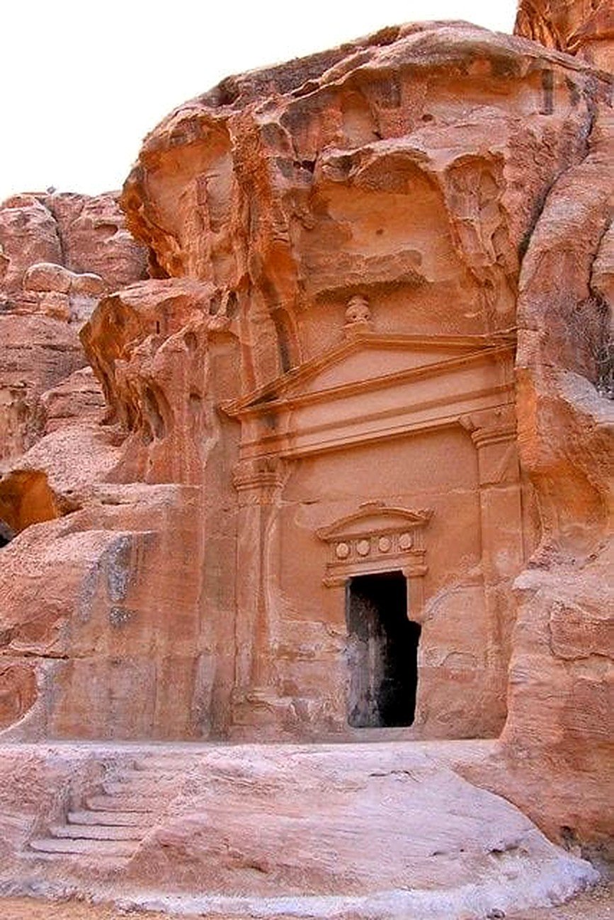 Fachada esculpida na rocha em Pequena Petra, Siq al-Barid