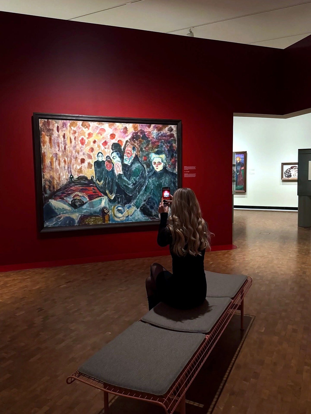 Visitante diante de uma pintura de Edvard Munch no Museu MUNCH