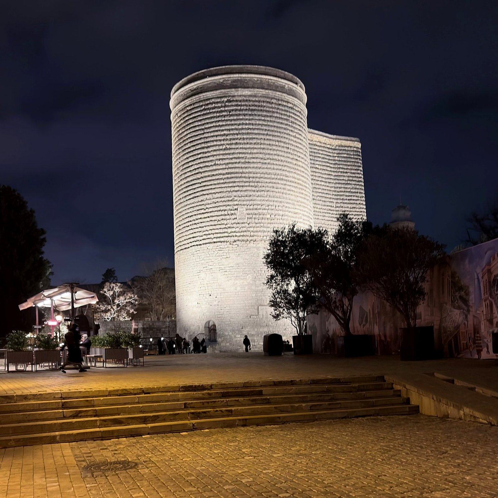 Torre da Donzela (Qız Qalası) iluminada à noite em Baku