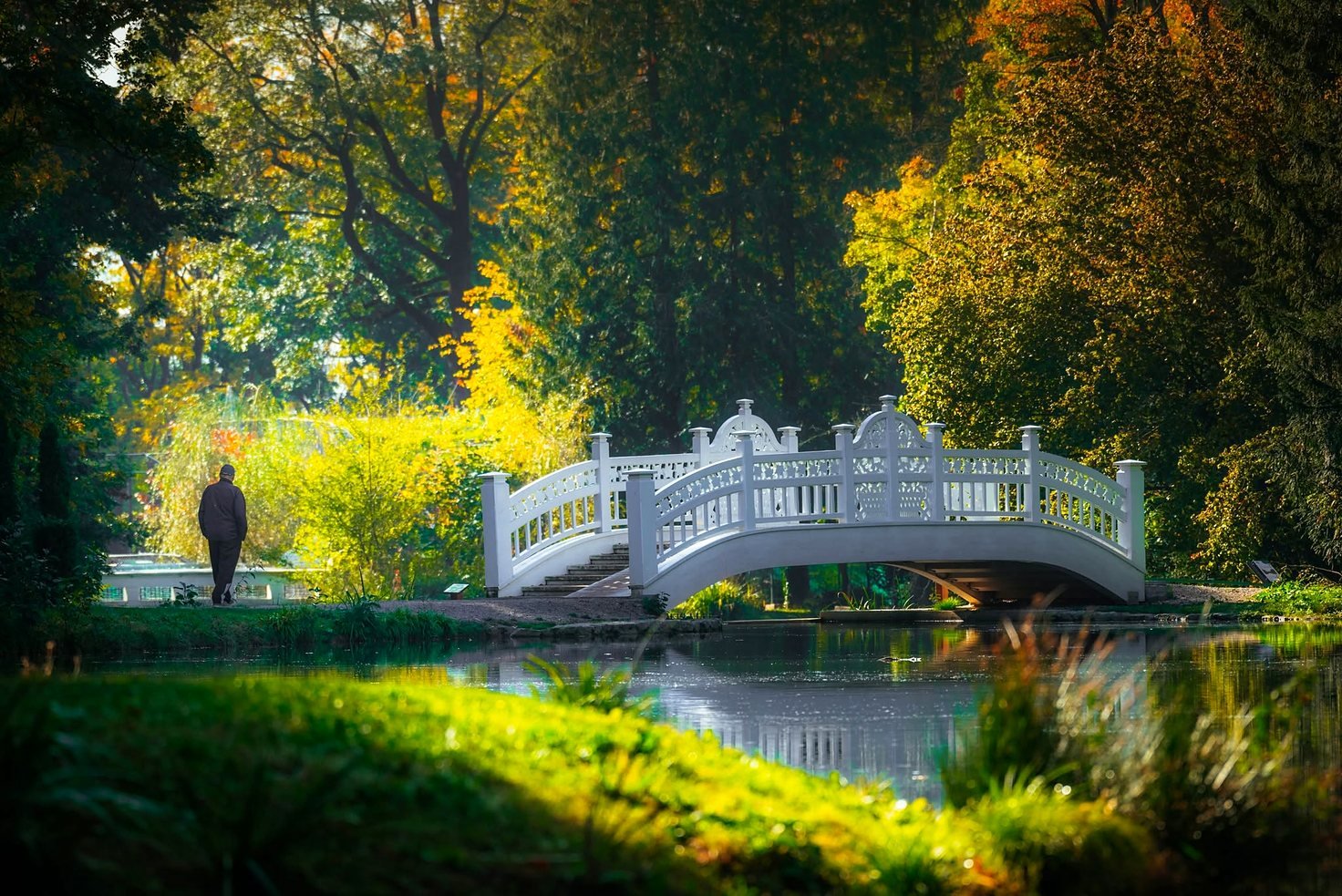 Ponte branca sobre o lago no Parque Maksimir, em Zagreb, no outono