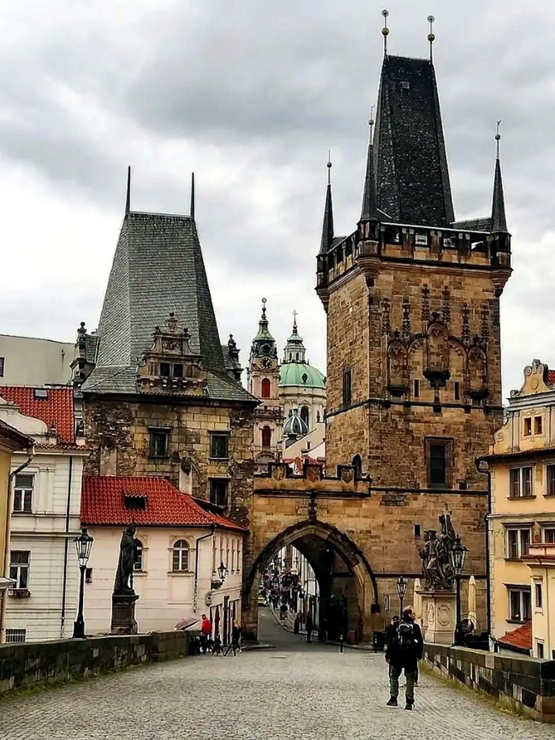 Torres da Ponte de Malá Strana com a cúpula da Igreja de São Nicolau ao fundo