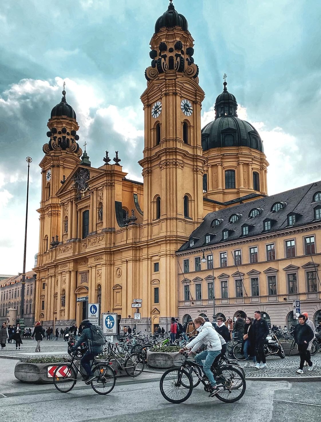Igreja Theatinerkirche amarela na Odeonsplatz em Munique