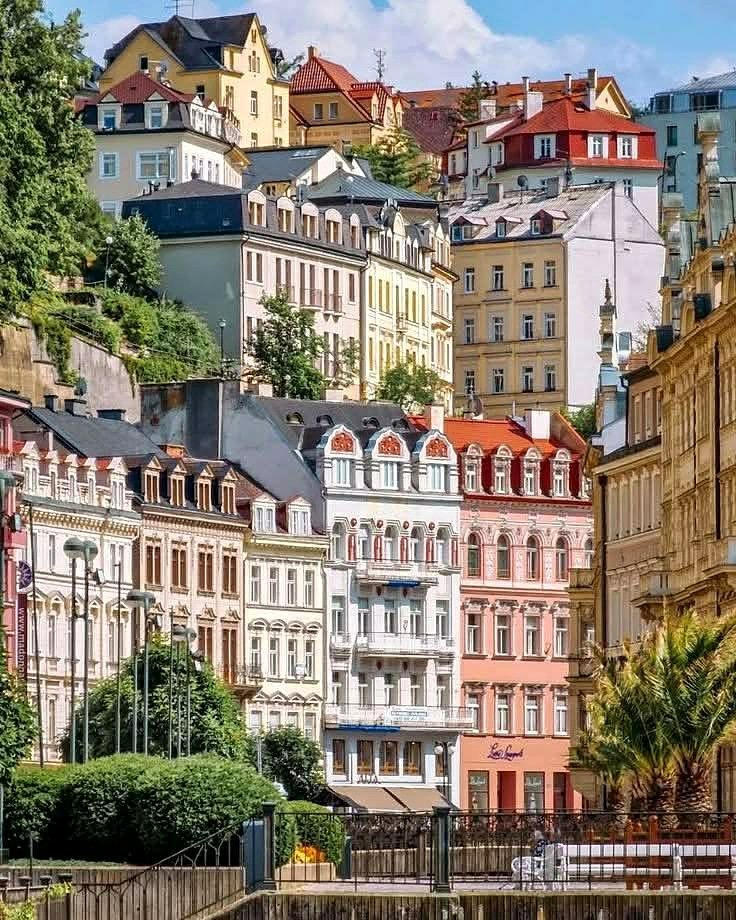 Casarões coloridos nas encostas do vale do rio Teplá, em Karlovy Vary