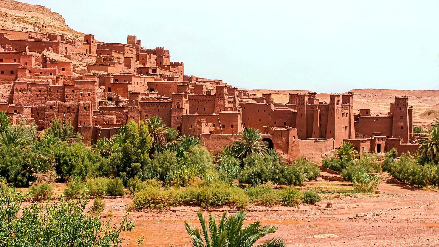 Ksar de Aït Benhaddou, cidade fortificada de barro cercada de palmeiras no sul do Marrocos