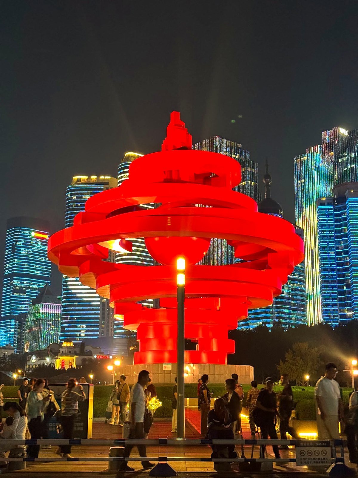 Escultura vermelha da Praça 4 de Maio iluminada à noite em Qingdao
