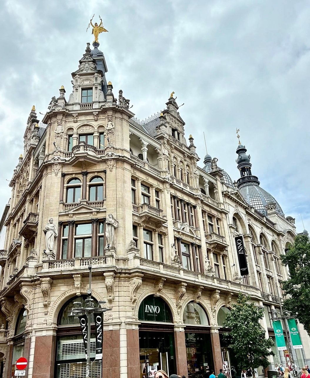 Edifício histórico ornamentado na rua Meir em Antuérpia