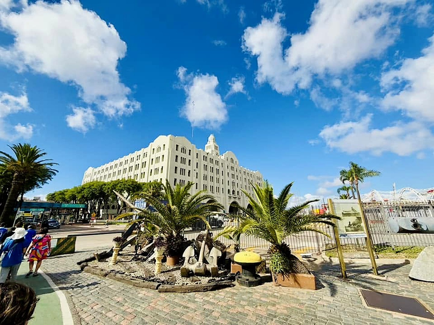Região do porto de Montevidéu, junto ao Mercado del Puerto, com âncoras e palmeiras