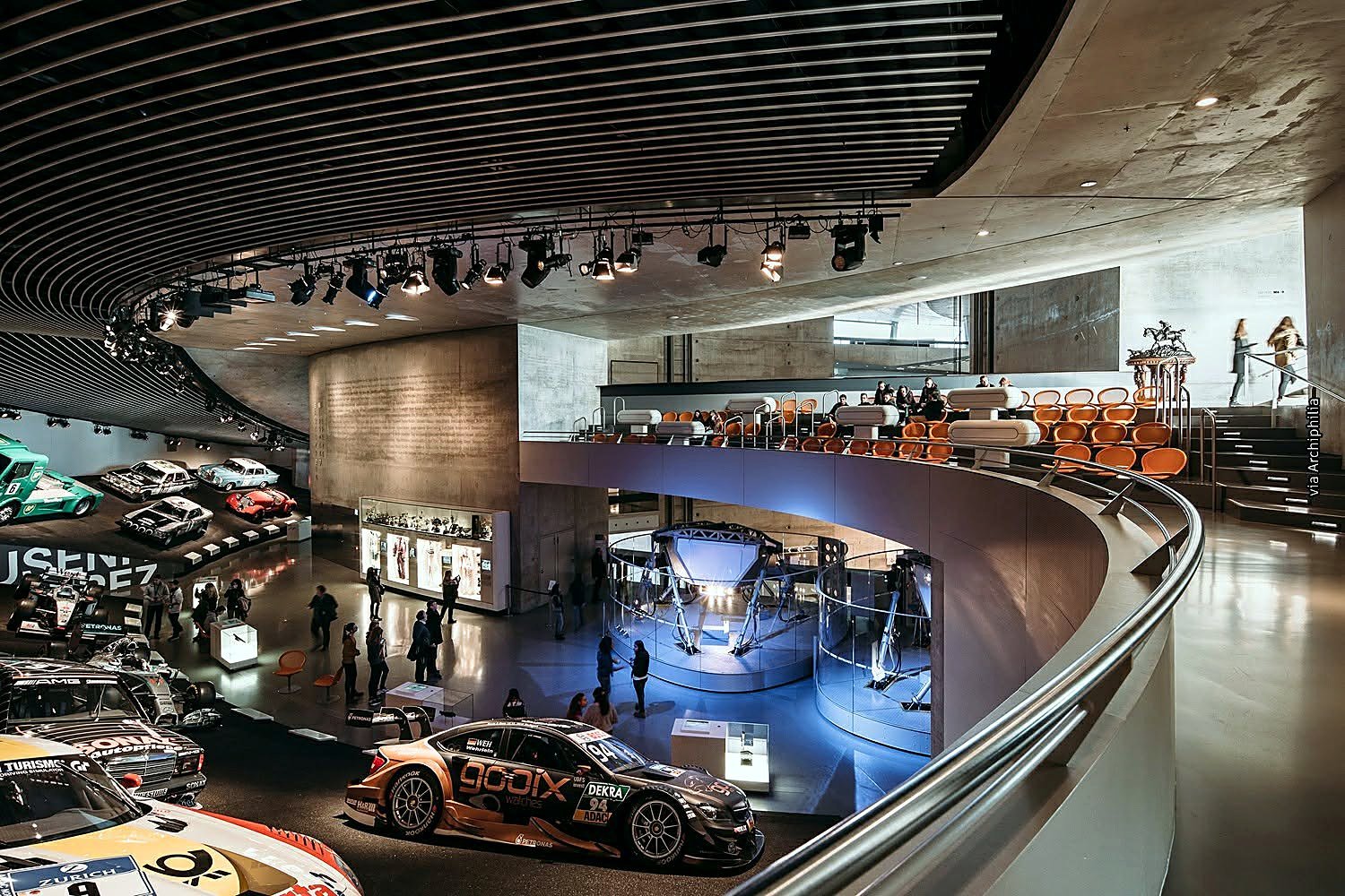 Área de carros de corrida e simuladores no Museu da Mercedes-Benz