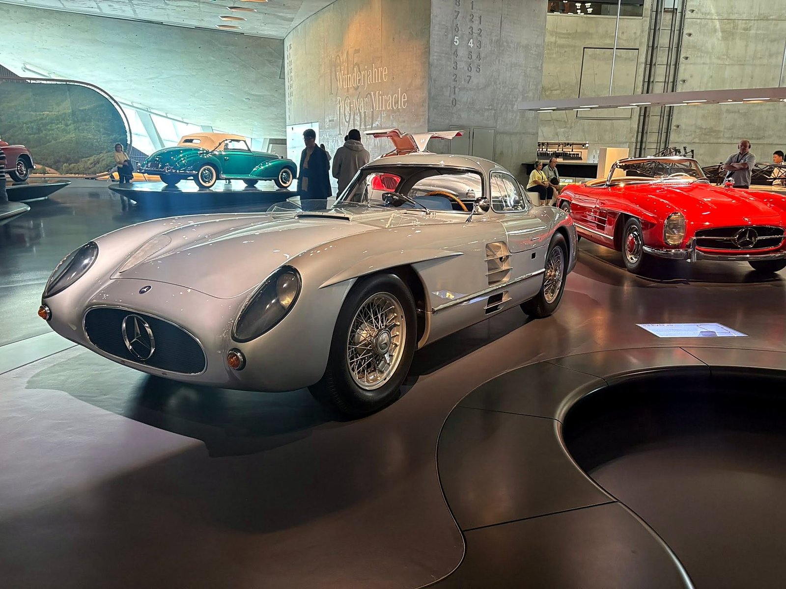 Mercedes-Benz 300 SLR prateado e 300 SL vermelho no Museu da Mercedes-Benz